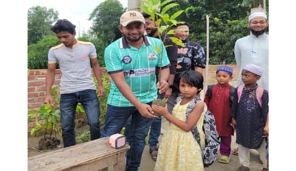 রাণীনগরে শিক্ষার্থীদের হাতে ফলজ ও বনজ চারা বিতরণ