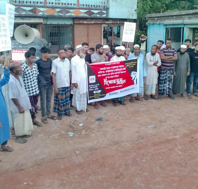 রাজনগরে রাস্তা মেরামত ও অসম্পূর্ণ কাজ দ্রুত সম্পন্নের দাবিতে মানববন্ধন