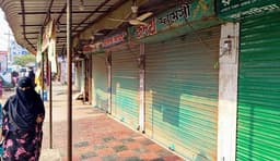 দেবীদ্বারে ভ্রাম্যমান আদালতের হানা, ফার্মেসী বন্ধ করে পালালেন মালিকরা