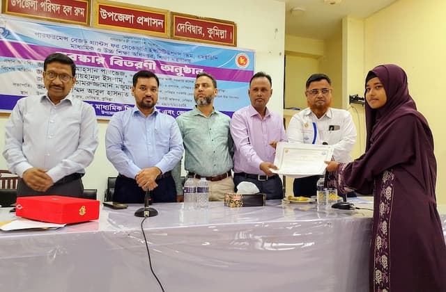 দেবীদ্বারে ৩৭ কৃতি শিক্ষার্থীর মাঝে সম্মাননা ও নগদ অর্থ বিতরণ