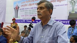 বিশ্ববিদ্যালয়ে রাজনীতি নয়, শিক্ষার পরিবেশ বজায় রাখার আহ্বান উপদেষ্টার