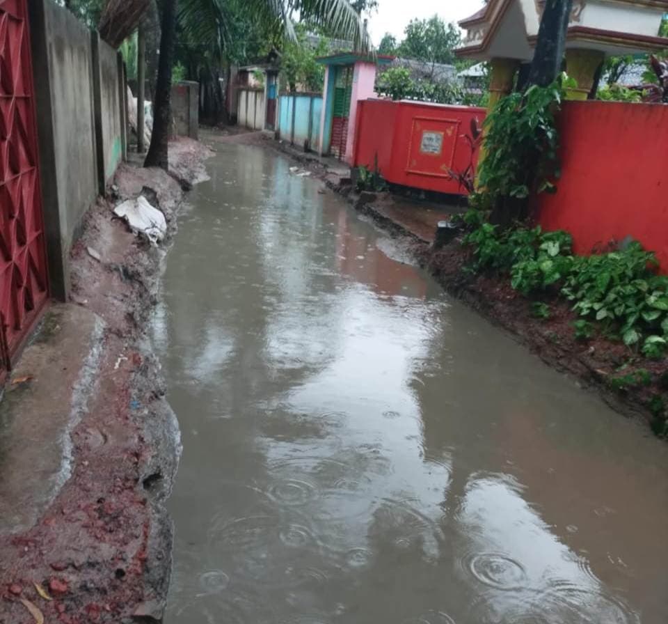 ঠিকাদার পালিয়ে যাওয়ায় সড়কজুড়ে দুর্ভোগে দশ গ্রামের মানুষ