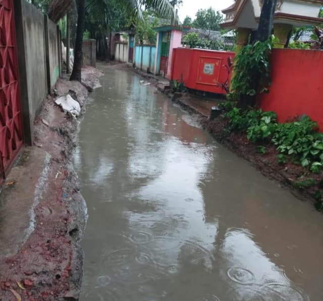 ঠিকাদার পালিয়ে যাওয়ায় সড়কজুড়ে দুর্ভোগে দশ গ্রামের মানুষ