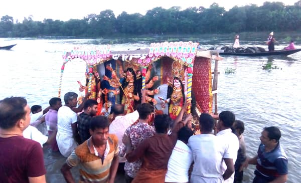 আত্রাইয়ে প্রতিমা বিসর্জনের মধ্য দিয়ে শেষ হলো শারদীয় দুর্গোৎসব