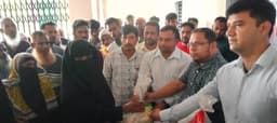 কুয়াকাটায় নিন্মচাপে ক্ষতিগ্রস্তদের মাঝে খাদ্য সহায়তা বিতরণ
