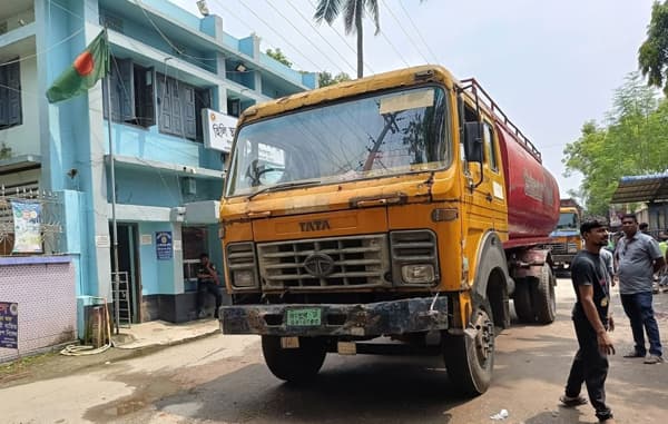 ছয় দিনের স্থবিরতা শেষে তিন দিনে ৩৭৭ ট্রাকে দেশে প্রবেশ ভারতীয় পণ্য 