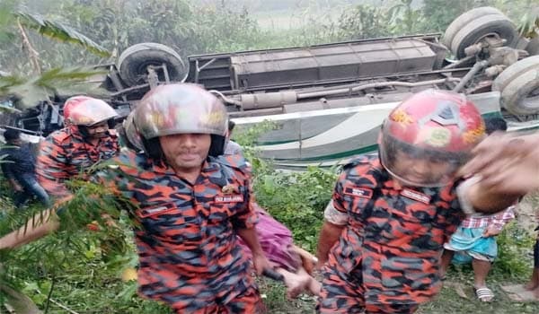 ঢাকা-বরিশাল মহাসড়কে ভয়াবহ দুর্ঘটনা, প্রাণ গেল নারী যাত্রীর