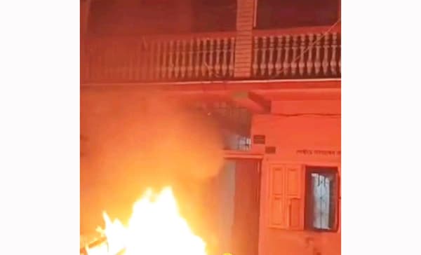 ঝিনাইদহে মধ্যরাতে আ.লীগ নেতাদের বাড়িতে আগুন, রণক্ষেত্র পুরো শহর!