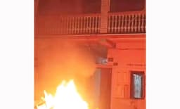 ঝিনাইদহে মধ্যরাতে আ.লীগ নেতাদের বাড়িতে আগুন, রণক্ষেত্র পুরো শহর!