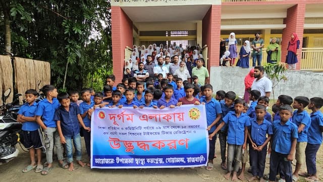 গোয়ালন্দে দূর্গম এলাকায় টাইফয়েড রেজিস্ট্রেশন ক্যাম্পেইন অনুষ্ঠিত