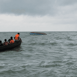 টেকনাফ উপকূলে রোহিঙ্গাবাহী নৌকাডুবি, ১৮ জন উদ্ধার, নিখোঁজ ১৩