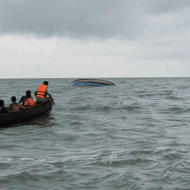 টেকনাফ উপকূলে রোহিঙ্গাবাহী নৌকাডুবি, ১৮ জন উদ্ধার, নিখোঁজ ১৩