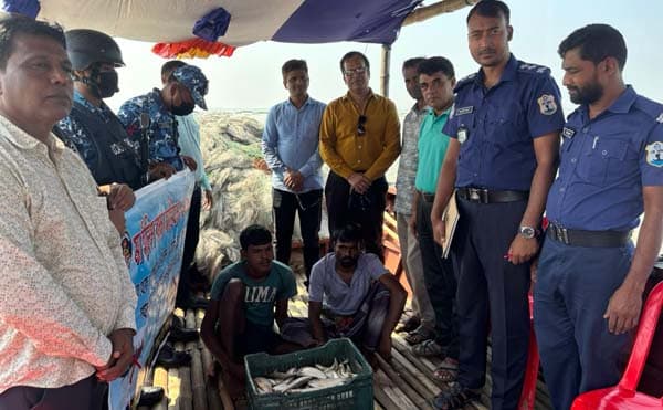 মা ইলিশ রক্ষায় পদ্মায় অভিযানে ১৩ জেলে আটক, বিপুল জাল ধ্বংস 