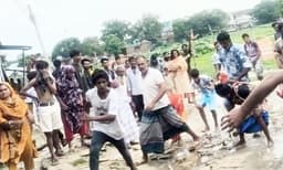 হ্যান্ডকাপ সহ আসামী ছিনিয়ে নিলো মাদক কারবারীরা ! 