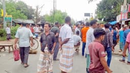 ফুলবাড়ীতে বাসচাপায় স্কুলে যাওয়ার পথে শিশু নিহত, সড়ক অবরোধ