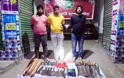 আশুলিয়ায় যুবদল নেতাসহ গ্রেপ্তার ৩, দেশীয় অস্ত্র উদ্ধার