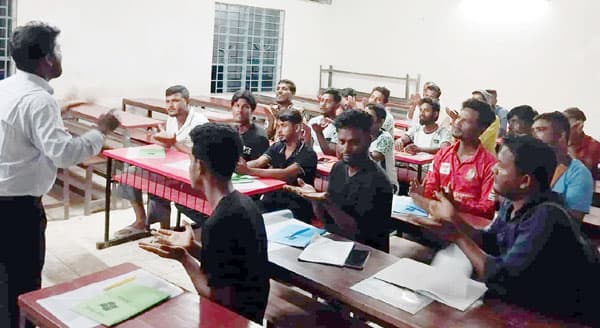 কুয়াকাটার ফটোগ্রাফারদের আচরণে আসছে প্রশিক্ষণের ছোঁয়া