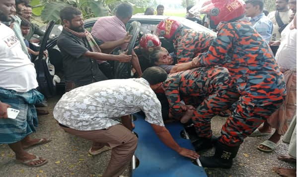 শ্রীমঙ্গলে গাছে প্রাইভেটকারের ধাক্কা, প্রাণ গেল তিন বছরের জায়ানের