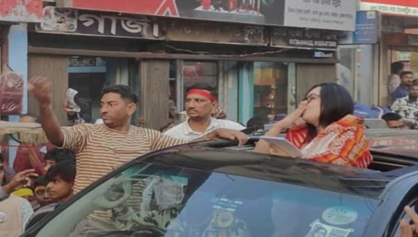 শেষ মিছিলে ভোটাদের উড়ন্ত চুমু দিলেন রুমিন ফারহানা