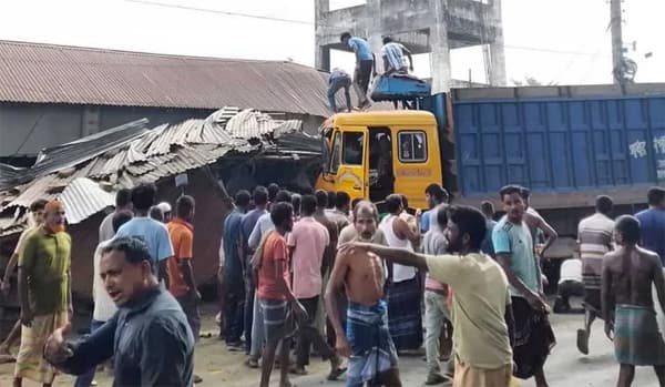 পাটগ্রামে দোকানে ঢুকে গেল ট্রাক, প্রাণ গেল তিনজনের