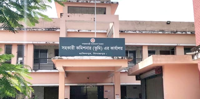 হাকিমপুর পৌর ভূমি অফিসে সেবা চাওয়ার মানুষের দুর্ভোগ