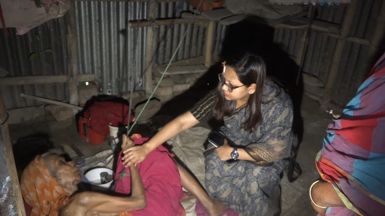 ৭০ বছরের বৃদ্ধার আশ্রয় এখন কড়ই গাছের নিচে