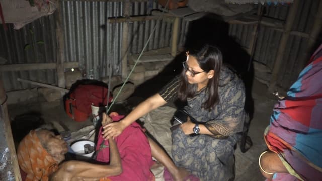 ৭০ বছরের বৃদ্ধার আশ্রয় এখন কড়ই গাছের নিচে