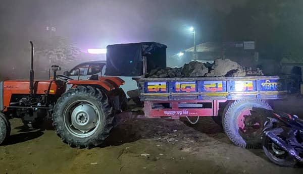 দিনে-রাতে চলছে গোমতী নদীতে মাটি খেকুদের দৌরাত্ম্য: সংঘর্ষ ও আটক