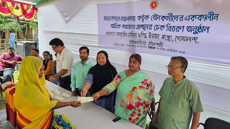 দৌলতদিয়ায় অসহায় যৌনকর্মীদের এককালীন আর্থিক সহায়তা প্রদান