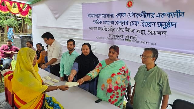 দৌলতদিয়ায় অসহায় যৌনকর্মীদের এককালীন আর্থিক সহায়তা প্রদান