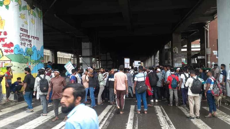 শাহবাগ মোড়ে জুলাই যোদ্ধাদের অবরোধ, দাবি জুলাই সনদের বাস্তবায়ন