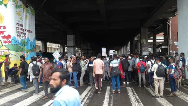 শাহবাগ মোড়ে জুলাই যোদ্ধাদের অবরোধ, দাবি জুলাই সনদের বাস্তবায়ন