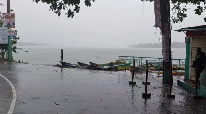 ঝালকাঠিতে টানা বৃষ্টিতে নিম্নাঞ্চল প্লাবিত, জনজীবন বিপর্যস্ত