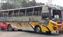 বৈষম্যবিরোধী কর্মী হত্যা ইস্যুতে বাসে আগুন, শ্রমিকদের সড়ক অবরোধ