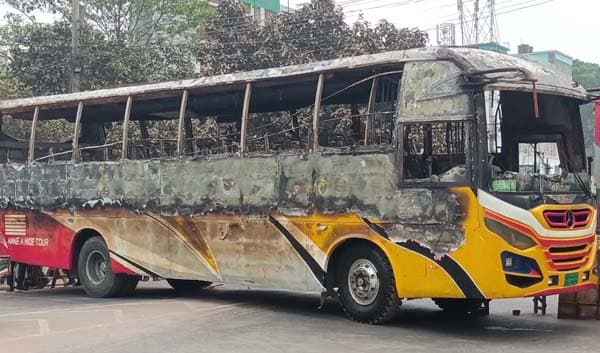বৈষম্যবিরোধী কর্মী হত্যা ইস্যুতে বাসে আগুন, শ্রমিকদের সড়ক অবরোধ