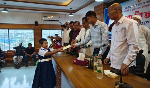 কলাপাড়ায় গৃহহীন, প্রতিবন্ধী,  দুস্থ ও দরিদ্র ৫৭ মেধাবী শিক্ষার্থী পেল অর্থ সহায়তা 