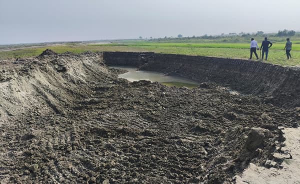 দৌলতদিয়ায় ফসলি জমি থেকে মাটি কেটে বিক্রি, দুটি ভেকুর ব্যাটারী জব্দ 