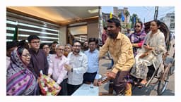 রিকশায় নগর ভবনে এলেন বরিশালের প্রথম নারী প্রশাসক