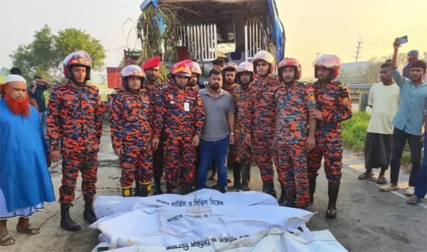 শ্রীনগরে এক্সপ্রেসওয়েতে বাস খাদে, নিহত ৩, আহত ১৬