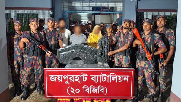 জয়পুরহাটে দুই কষ্টিপাথরের মূর্তিসহ আটক তিনজন পাচারকারী