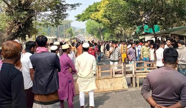 মিয়ানমারের গোলায় টেকনাফ সীমান্তে শিশু নিহত, সড়ক অবরোধ