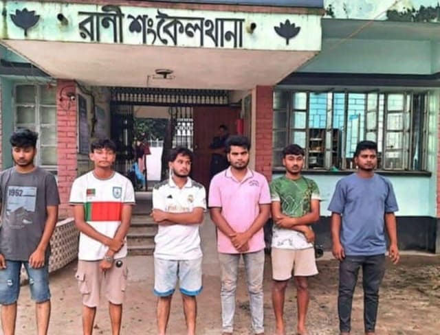 ঠাকুরগাঁওয়ে চাঁদাবাজির অভিযোগে সেনাবাহিনীর হাতে ছাত্রদল নেতাসহ ৬ জন আটক
