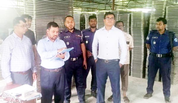 দেবীদ্বারে অবৈধ ফ্যাক্টরিতে ভ্রাম্যমাণ আদালতের অভিযান, জরিমানা