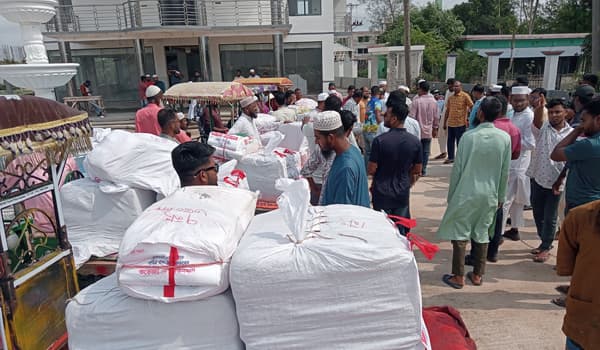 কুয়াকাটায় ৪ হাজার নারীর মাঝে ঈদের উপহার শাড়ী বিতরণ