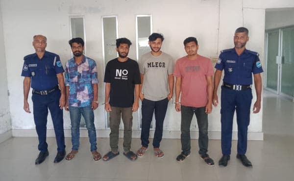 ছাত্রলীগ-শ্রমিকদল নেতার জুয়ার আসরে পুলিশের অভিযান, অত:পর ...