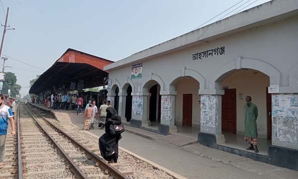 আহসানগঞ্জ স্টেশনে আন্ত:নগর ট্রেনের স্টপেজ না থাকায় যাত্রীদুর্ভোগ চরমে