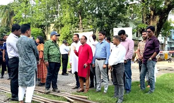 হিলি রেলস্টেশনে ট্রেন থামানোর আশ্বাস দিলেন সচিব