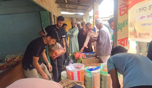 কমলগঞ্জে ৮ বন্ধুর বিনা লাভের বাজার, কম দামে পণ্য পেয়ে খুশি ক্রেতারা 