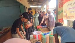 কমলগঞ্জে ৮ বন্ধুর বিনা লাভের বাজার, কম দামে পণ্য পেয়ে খুশি ক্রেতারা 