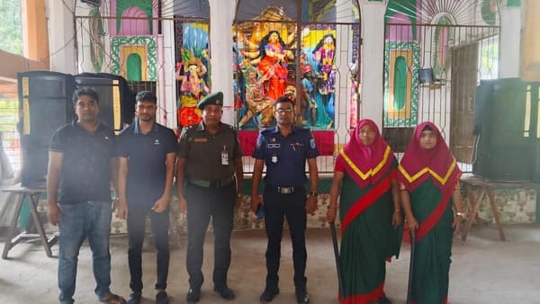 গোয়ালন্দে শান্তিশৃঙ্খলা রক্ষায় পূজামন্ডপ পরিদর্শনে ওসি 